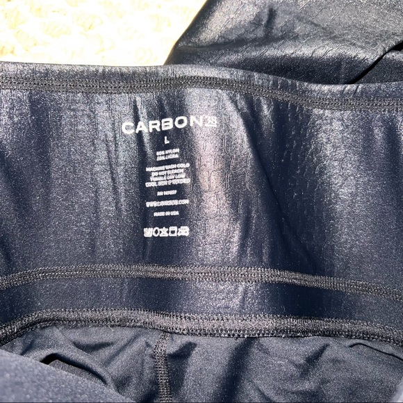 CARBON38 High Rise Full-length Legging in
Crocodile Takara Shine SIZE: Large - Picture 6 of 11